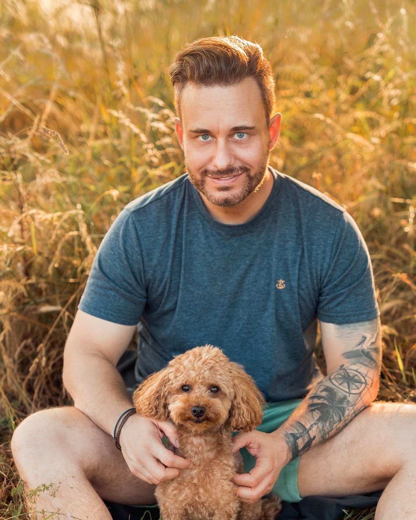 Diese zwei haben das Shooting einfach gerockt. 🐾✨

Mal ehrlich — viele Männer stehen nicht so gerne vor der Kamera. Aber wenn der eigene Hund dabei ist, passiert etwas. Einfach die zwei, wie sie sind.

Ich finde es so toll, dass sich inzwischen immer mehr Männer (auch alleine) für ein Shooting melden! 
Auch wenn Du (oder Dein Partner) eigentlich kein Fan von Fotos bist — ich verspreche Dir, am Ende werdet Ihr froh sein. 😄

#hundefotografie  #menschundhund #hundefotografstuttgart #ninaherrfotografie #hundestuttgart