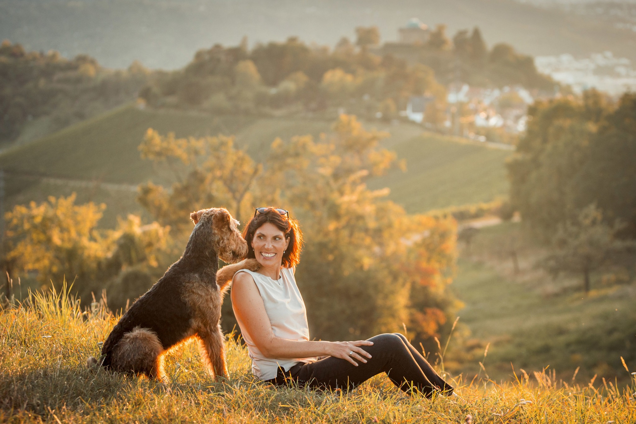 Du hast bestimmt hunderte Fotos von Deinem Hund auf dem Handy. Jeder Spaziergang, jeder Sonnenuntergang, tausende Schlafposen dem Sofa.

Und von Euch beiden zusammen?
Kaum eines. Oder nur ein schiefes Selfie 🤣

Die meisten, die zu mir kommen, sagen das Gleiche: „Ich bin eigentlich nicht so gerne vor der Kamera." Und am Ende des Shootings wollen sie genau dieses eine Bild — das von ihnen gemeinsam — nie mehr hergeben. 

Du musst da nicht perfekt aussehen. Dein Hund findet Dich sowieso schon großartig. 🐾

#hundefotografie  #hundefotografstuttgart #ninaherrfotografie