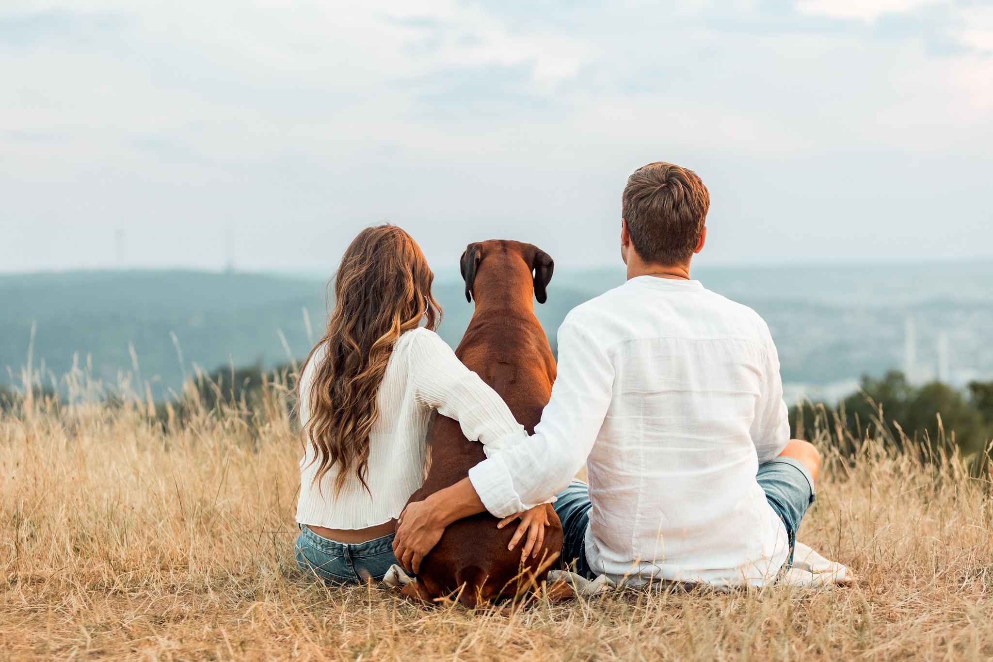"Mein Hund soll im Mittelpunkt stehen."

Diesen Satz höre ich bei fast jedem Fotoshooting. 
Und weißt Du was? Das soll er auch.

Aber auch Du darfst mit auf die Bilder. Nicht perfekt gestylt. Nicht geschniegelt. Einfach Du – so, wie Du bist und wie Du Dich wohlfühlst.

Denn Dein Hund kennt nicht Dein perfektes Outfit oder Deine "Schokoladenseite". Er kennt Deine Stimme, Deine Berührungen, Eure gemeinsamen Spaziergänge und all die kleinen Gewohnheiten, die Euch verbinden.

Genau diese Momente erzählen Eure Geschichte.
Denn irgendwann sind es nicht nur die Bilder von Deinem Hund, die unbezahlbar sind – sondern die Bilder von Euch gemeinsam. ❤️🐾

#ninaherrfotografie #fotoshootingmithund